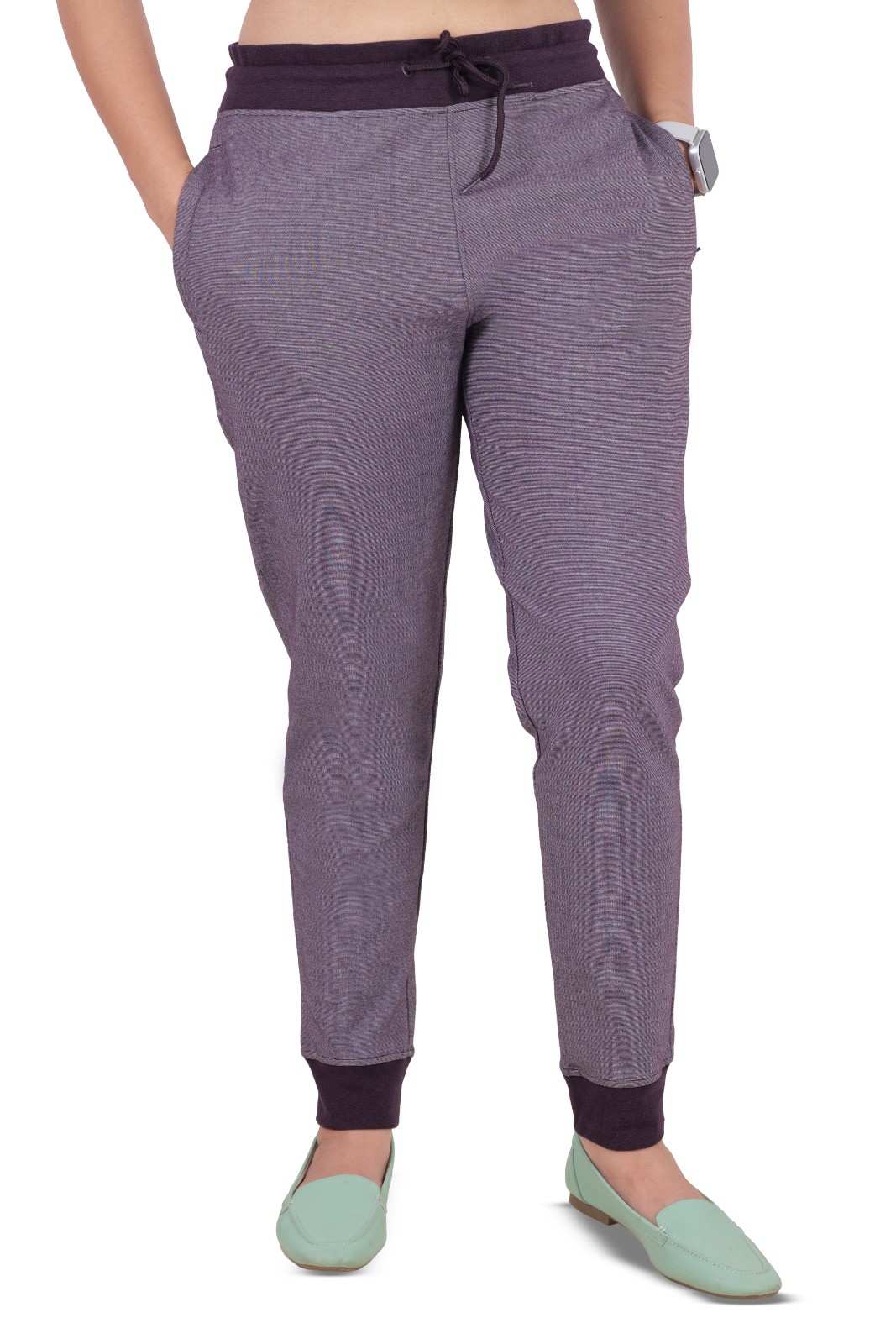 women jogger with zipper pocket